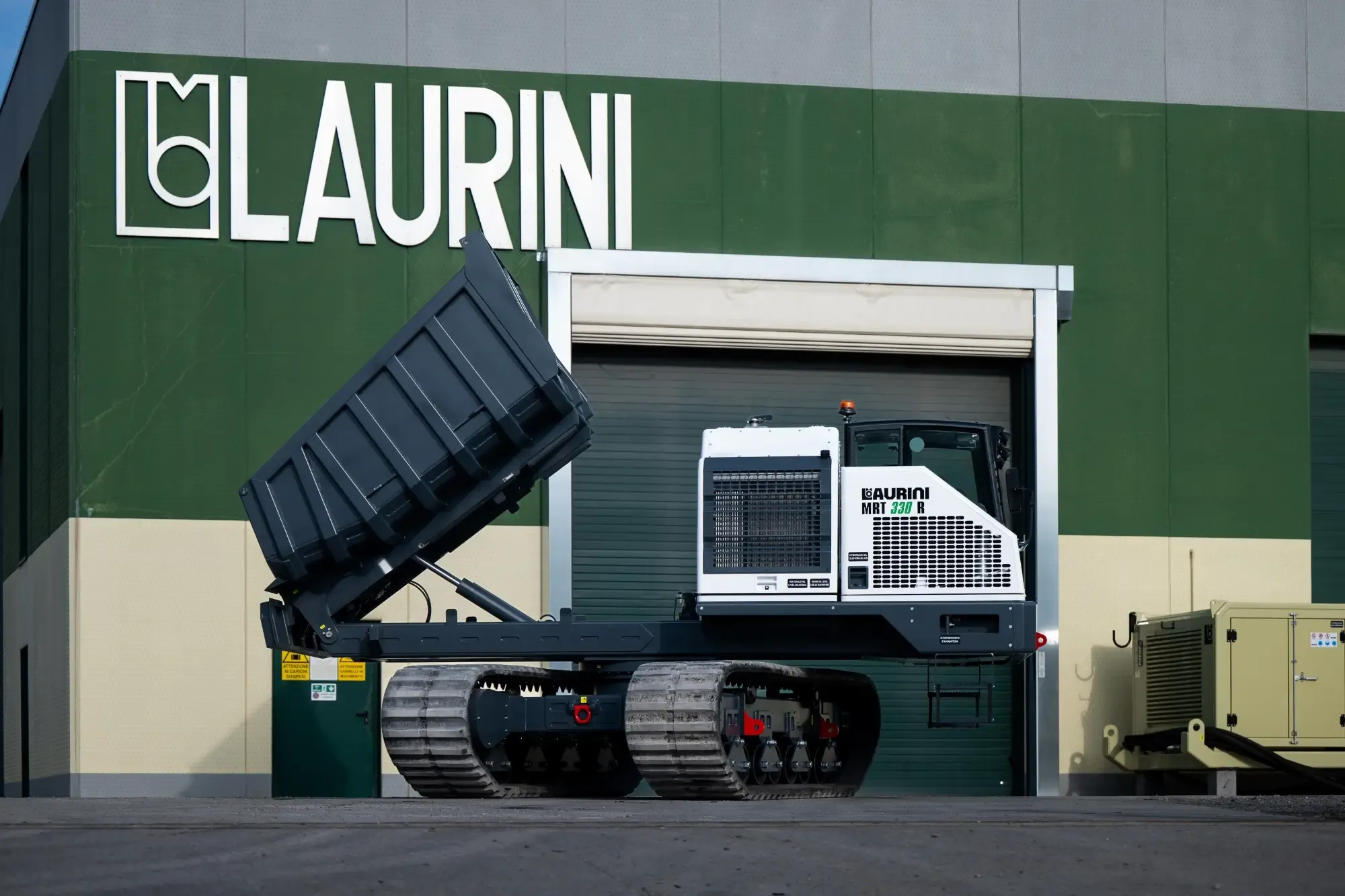 vista completa laterale  cassone alzato macchina laurini